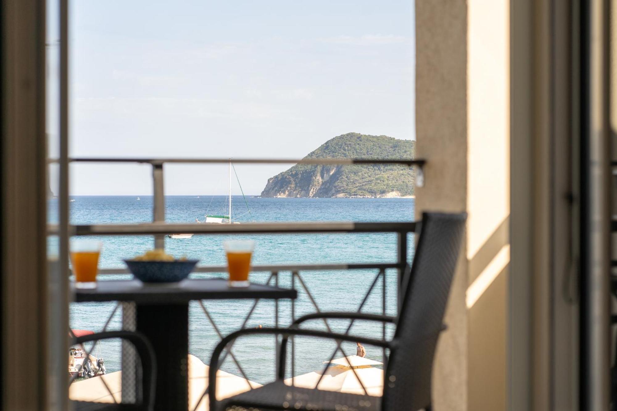 George Beachfront Apartments Lithakia  객실 사진