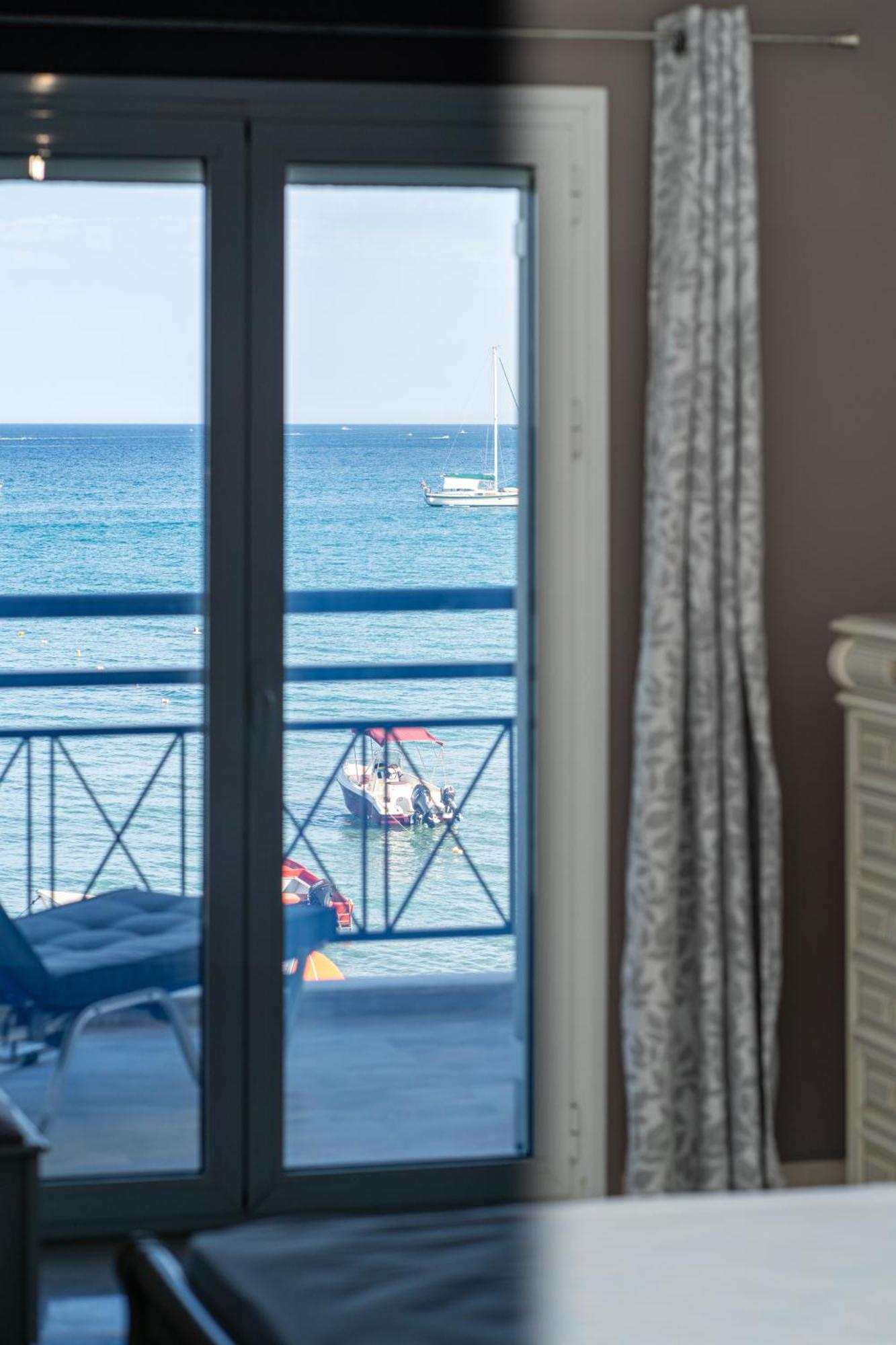 George Beachfront Apartments Lithakia  객실 사진