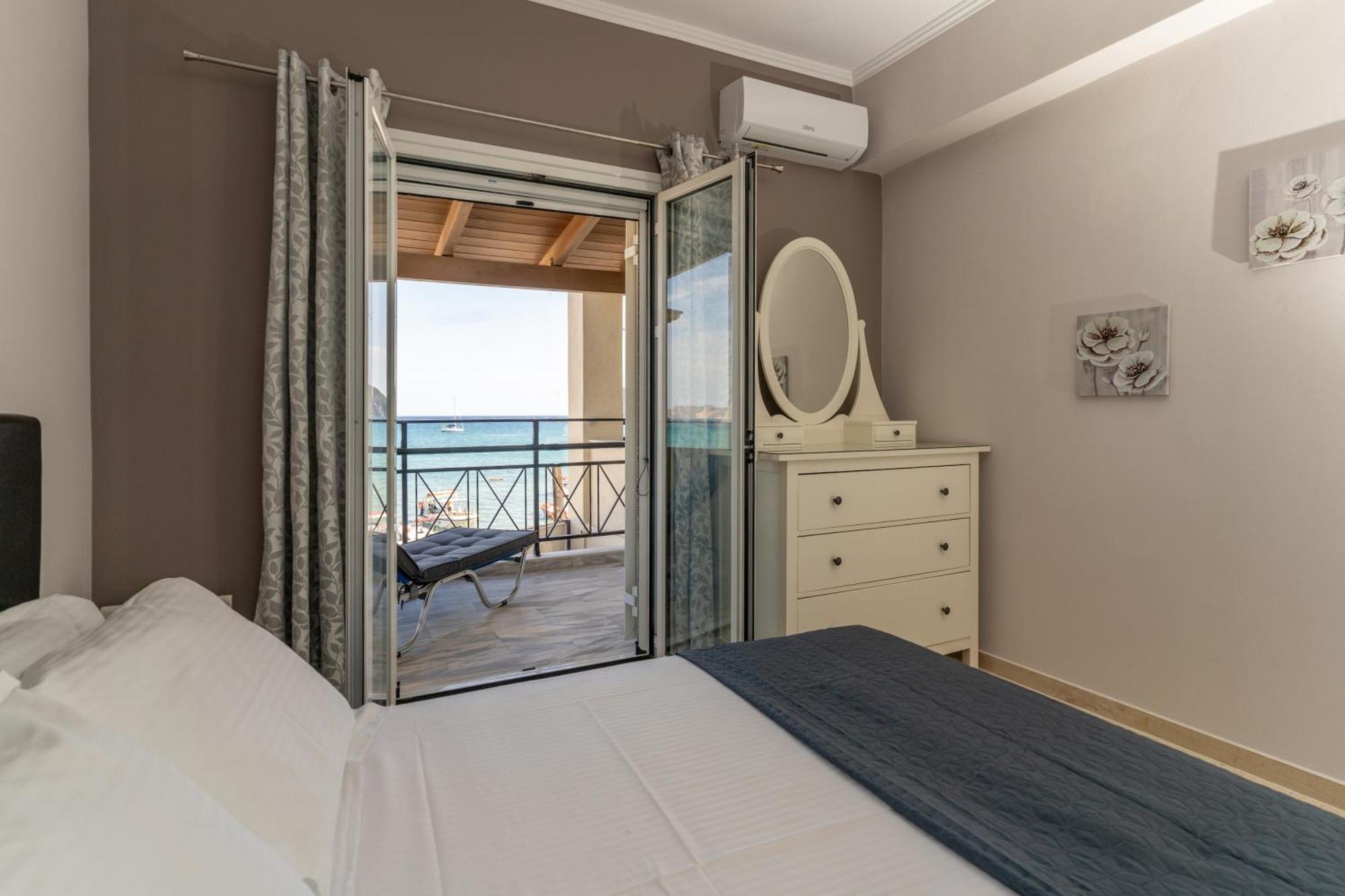 George Beachfront Apartments Lithakia  객실 사진