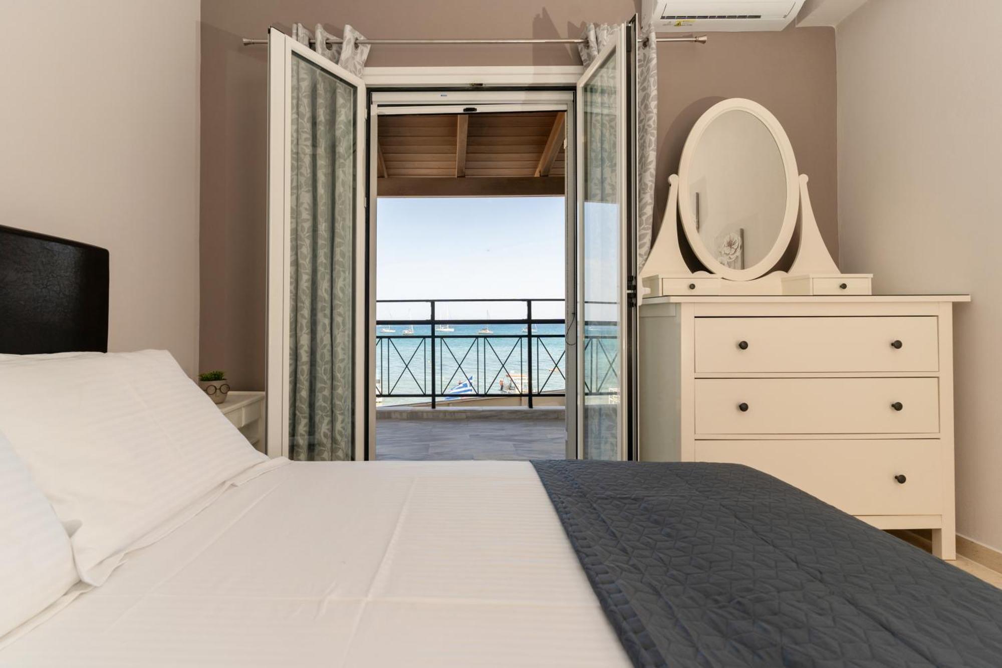 George Beachfront Apartments Lithakia  객실 사진