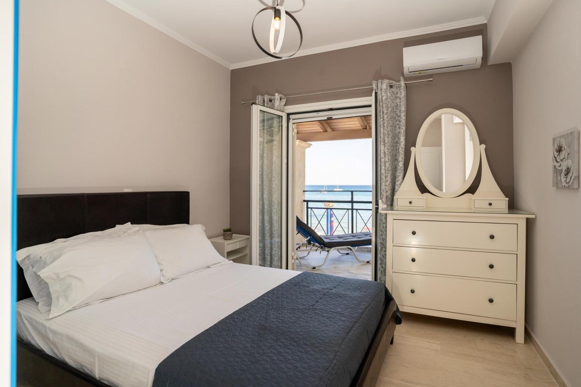 George Beachfront Apartments Lithakia  객실 사진