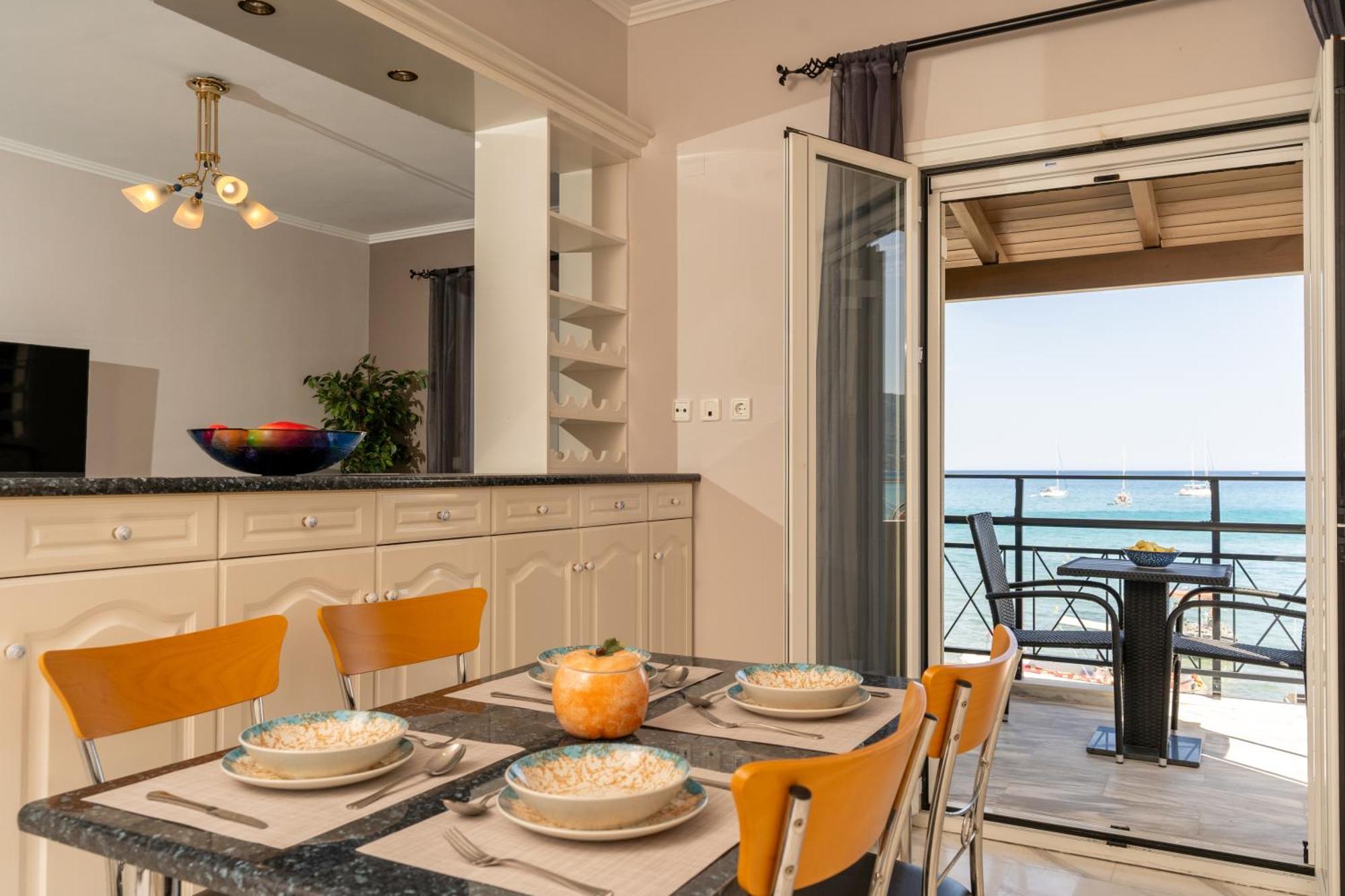 George Beachfront Apartments Lithakia  객실 사진