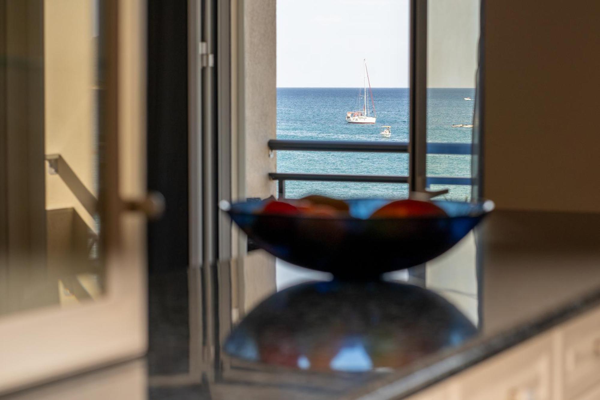 George Beachfront Apartments Lithakia  객실 사진